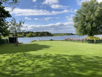 Beeindruckend! Faszinierendes Wassergrundstück mit modernem Ferienhaus, Gästebungalow und Bootshaus!