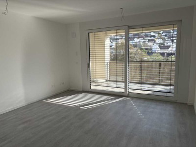 Schöne Neubau-Wohnung mit Balkon und Einbauküche: 2,5-Raum-Wohnung mit geh. Innenausstattung