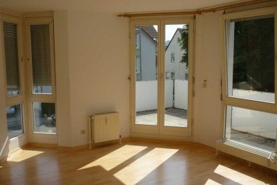 Lichtdurchflutete 2 Zimmer Wohnung im 1.OG mit Balkon und PKW-Duplex Garage in Esslingen-Zell
