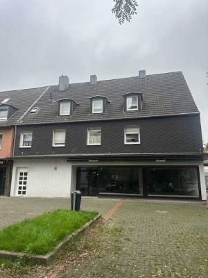 Wohn- und Geschäftshaus mit Stellplätzen