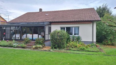 Ruhiges, freistehendes EFH im Bungalowstil mit schönem Garten