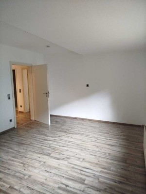 ruhiges Wohnen mit bester Anbindung - 2-Zimmer-Souterrain-Wohnung