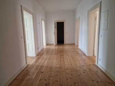 Hochherrschaftlicher Altbau - 3 Zimmer, Balkon und moderne Einbauküche