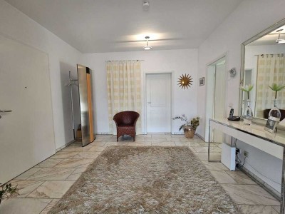 Elegante Etagenwohnung in kleiner Villen-Residenz in exzellenter und ruhiger Halbhöhenwohnlage