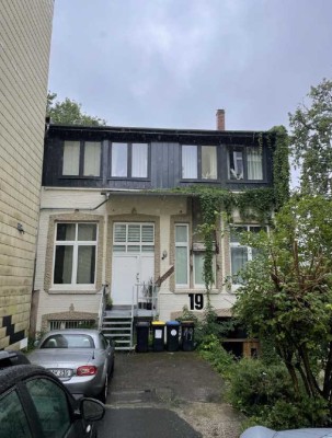 Stilvoll wohnen in historischem Ambiente – charmante Altbaudachgeschosswohnung mit solider Rendite