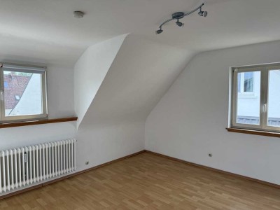 Zentral gelegene 2,5 Zimmer-Wohnung mit EBK in Freiburg - WG geeignet