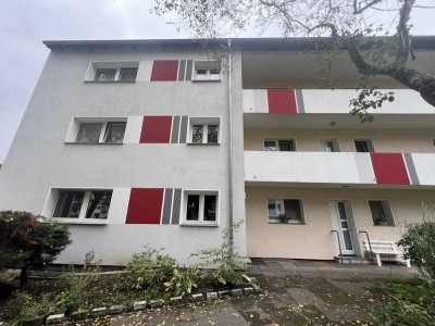 Nur eine Stufe bis zur renovierten 2 Zi.- Whng. - mit weissem Wannenbad mit Fenster  - Duisburg