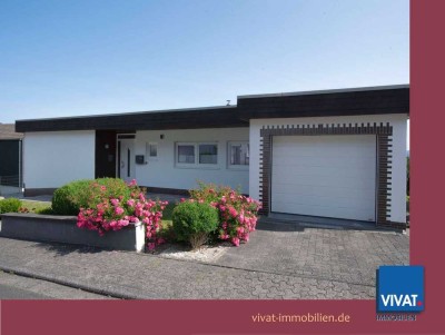 Wohngenuss mit grandioser Aussicht: modernisierter Bungalow mit schönem Garten, Garage und mehr ...