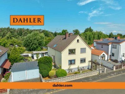 Wohnen am Feldrand – Schönes Zweifamilienhaus mit Nebengebäude und drei Garagen!