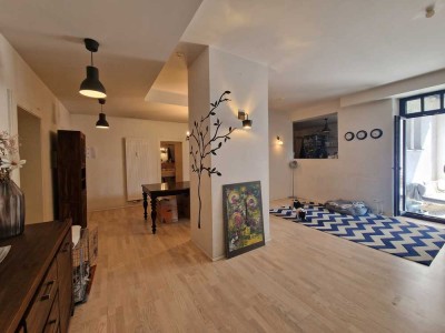 Außergewöhnliche 4 Zimmer-Wohnung mit Balkon in St. Johannis