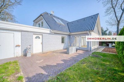 IMMOBERLIN.DE - Schmuckes Haus mit Südterrassen & Garagen in ländlicher Lage