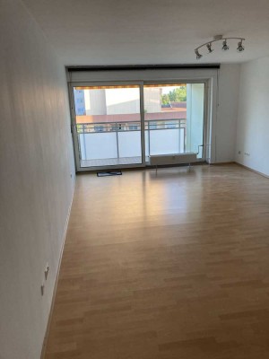 Schöne zentralgelegene Wohnung in Viernheim mit Einbauschränken und moderner Einbauküche.