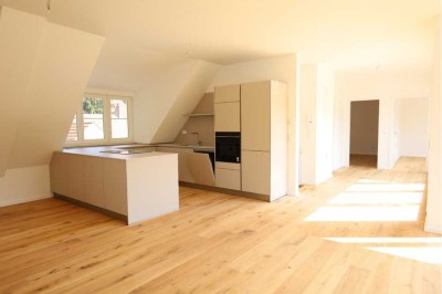 Neubau-Highlight in Tegel –  Sonniges Dachgeschoss mit eigenem Garten