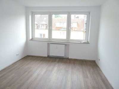 Vollständig saniert und nun bezugsfertig-- Balkon-Citynähe--modernes Wannenbad--Designboden