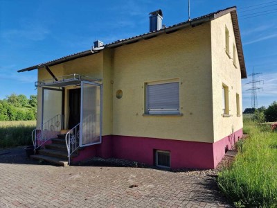 Einfamilienhaus und Nebengebäude mit Garage
