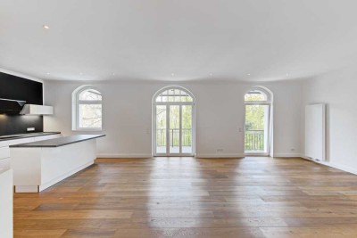 Sanierte Elegante Altbau Wohnung, mit großem Balkon