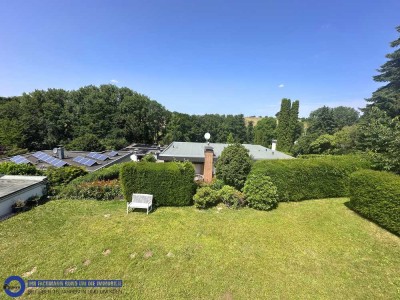 WOHNEN mit WEITBLICK: BUNGALOW mit EINLIEGERWOHNUNG und TRAUMHAFTER AUSSICHT