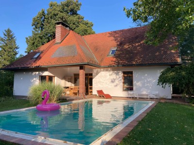 Landhausvilla mit grossem Pool und parkähnlichem Garten in zentraler Villenlage (Provisionsfrei)