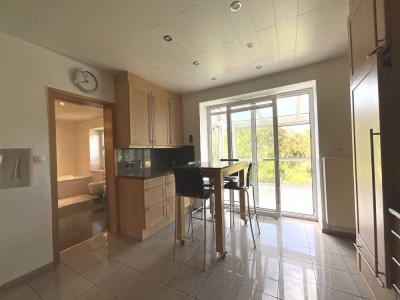 Zweifamilienhaus in Bad Emstal mit 222 m², moderne Heiztechnik und ein idyllischer Garten.