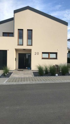 Neuwertige architektonische Doppelhaushälfte mit eigenem Garten und Terrasse