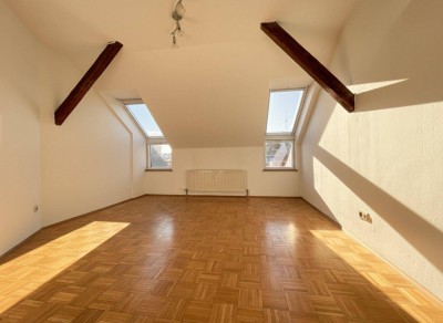 Sehr helle Dachgeschosswohnung in zentraler Lage – perfekt auch als 2er-WG geeignet
