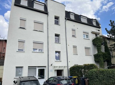 Helle 2 Zimmer-Wohnung mit Einbauküche, PKW Stellplatz, Terrasse