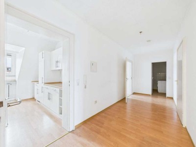 3-Zimmer-Dachgeschosswohnung in zentraler Lage - WG geeignet