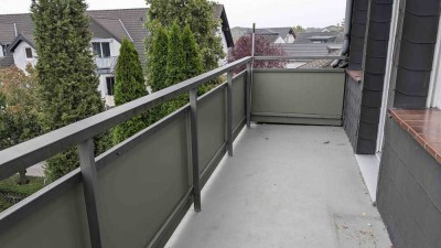 Wohnfühlen in Niederholtorf, gemütliche 2 Zimmer DG Wohnung mit großem Balkon