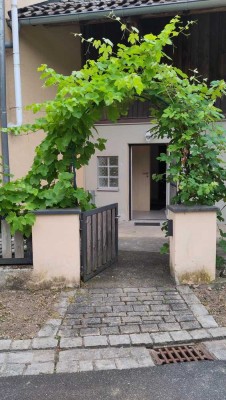 Den Sommer im eigenen Haus verbringen! Haus mit Kamin, Garten, Garage und großer Scheune.