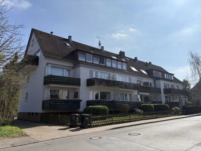 KARSTEN IMMOBILIEN ermöglicht Ihnen: Top ausgestattet - sehr moderne DG-Wohnung mit großem Balkon