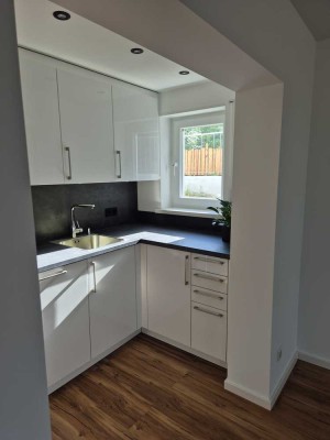 Frisch sanierte 2-Zimmer-Souterrain-Wohnung mit hochwertiger Einbauküche in Laudenbach.