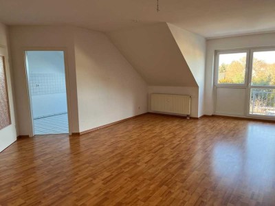 Ideale 2 Raum Dachgeschoss Wohnung mit Balkon und Tiefgaragenstellplatz