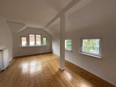 Helle Dachgeschosswohnung mit Balkon in ruhiger Lage von Berlin-Zehlendorf
