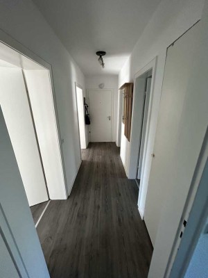 Attraktive und vollst. renovierte 3-Raum-Wohnung mit geh. Innenausstattung mit Balkon und EBK