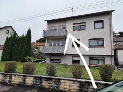 Helle 2+1 ( 1 Zimmer separat im Treppenhaus ) Wohnung mit Balkon in Steinheim am Albuch
