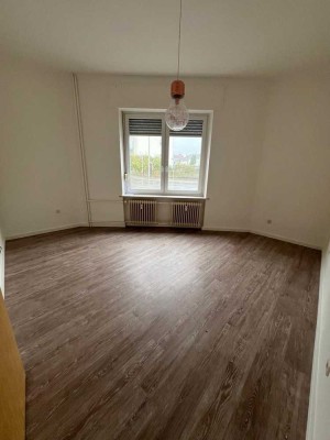 2 Zimmer Wohnung mit eingebauter Küche, frisch renoviert, Stadtzentral , hell und gemütlich