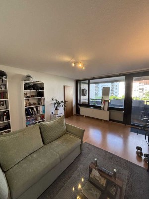 Helle 2-Zimmer-Wohnung mit Balkon, Garagenstellplatz und Einbauküche, bis auf ein Jahr befristet