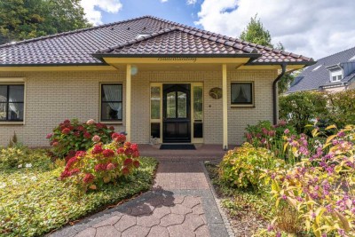 ***Viel Wohnkomfort: geräumiger Bungalow mit Doppelgarage (66m2!) und Garten***