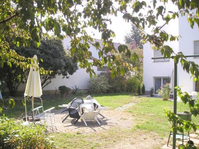 Sehr helle, moderne DG- Wohnung in kleiner Einheit, ca. 90m² Grundfläche mit Garten und Stellplatz