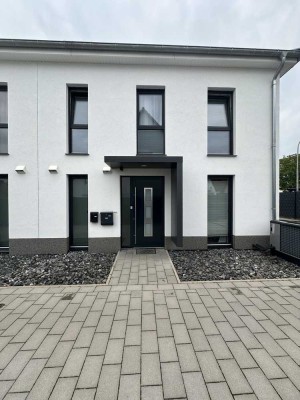 Moderne Neubau-Doppelhaushälfte in begehrter Lage von Garbsen