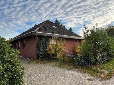 Walmdachbungalow mit Einliegerwohnung in Apen-Roggenmoor - attraktiv vermietete Kapitalanlage