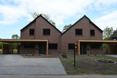 Neubau und Erstbezug: Moderne Doppelhaushälfte in Rastede umgeben von Grün