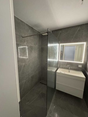 Moderne 2-Zimmer-Wohnung mit Balkon, Stellplatz & Mainlage – ideal für Singles oder Paare