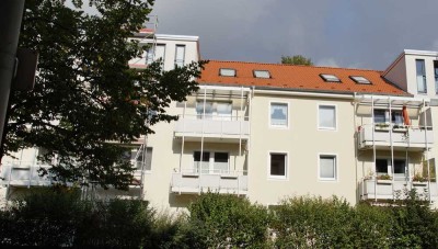 In schöner Lage 3-Zi.-Wohnung mit EBK und Balkon