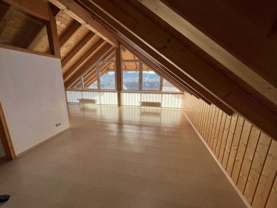 Ansprechende 4-Zimmer-Dachgeschosswohnung  mit Balkon mit Bergblick in Penzberg