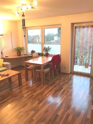 Renoviert - Lichtdurchflutete Wohnung mit zwei Zimmern sowie Balkon und EBK in Ingolstadt