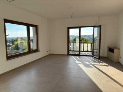 Helle, kernsanierte 3-Zimmer-EG-Wohnung mit Balkon und Weitblick
