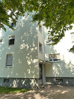 Helle, geräumige 2-Zimmer mit Tageslichtbad im Dachgeschoss zu vermieten