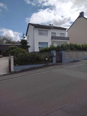 Freistehendes 5-Zi-Einfamilienhaus (umfassend saniert)  mit großen Garten