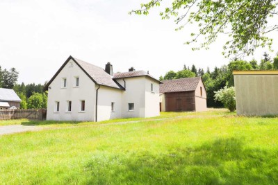 ... ab auf`s Land... Wohnhaus mit großen Nebengebäuden...